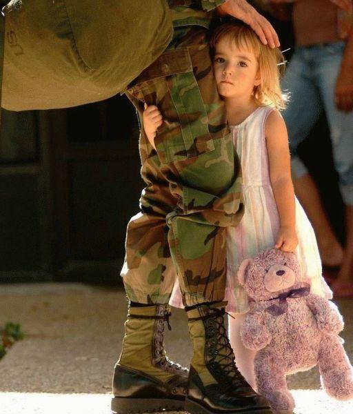 爸爸，不想你离开我儿童gif搞笑图片