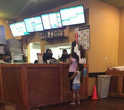 这俩孩子为了一顿饭真是辛苦儿童gif搞笑图片