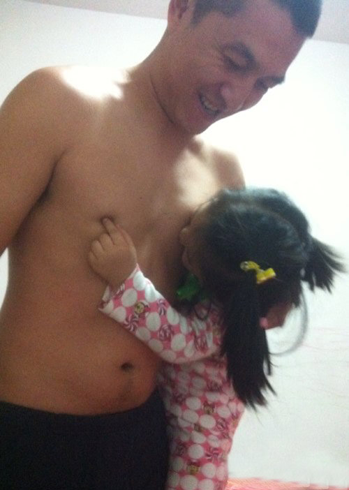 爸爸，我饿啊儿童gif搞笑图片