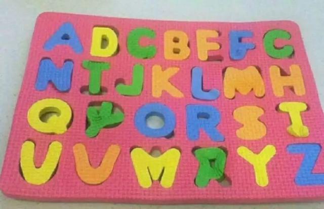 带着孩子完游戏，让孩子把字母都按到对应的空里，没想到居然成了这样！孩子你怎么不安牌理出牌呢？儿童gif搞笑图片