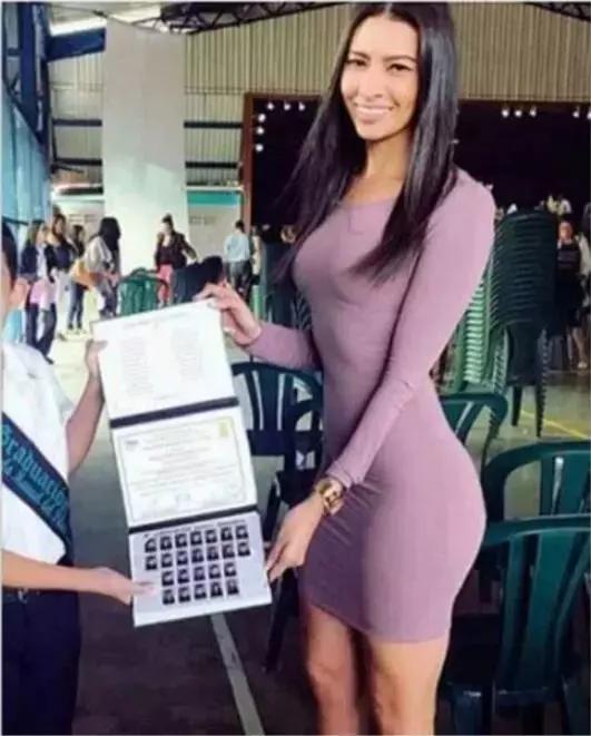 儿子得了奖，拍了一张他和老师的合影儿童gif搞笑图片