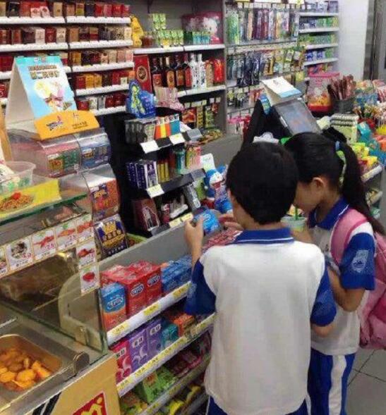 小朋友来买盒泡泡糖吧儿童gif搞笑图片