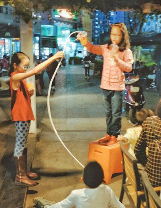 喝个饮料需要这么费劲吗？儿童gif搞笑图片