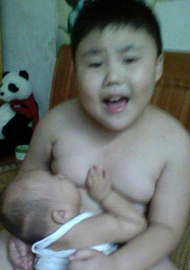 麻麻让我帮忙喂奶儿童gif搞笑图片