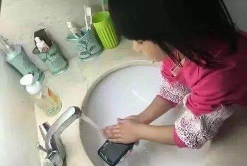 姑娘，你爸妈知道你这么勤快么？儿童gif搞笑图片