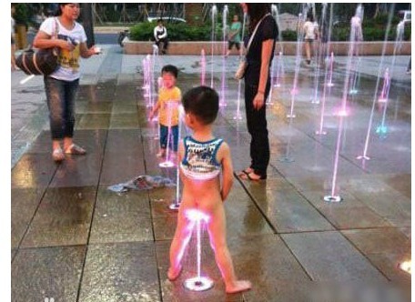 小弟弟在洗小弟弟儿童gif搞笑图片