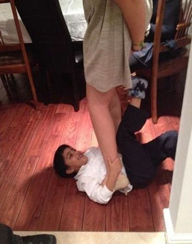 熊孩子，有前途啊~儿童gif搞笑图片