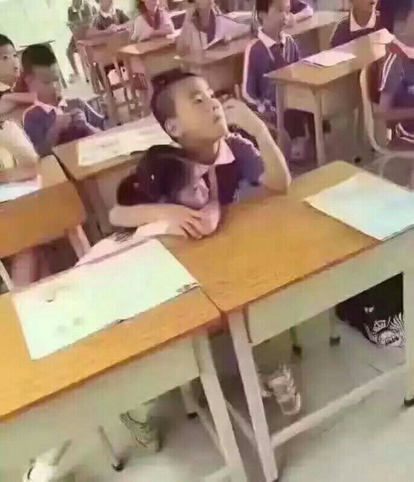 找了好久才找到小学一年级的这张照片，这是当时语文老师拍的，害我给家里人这顿削……儿童gif搞笑图片