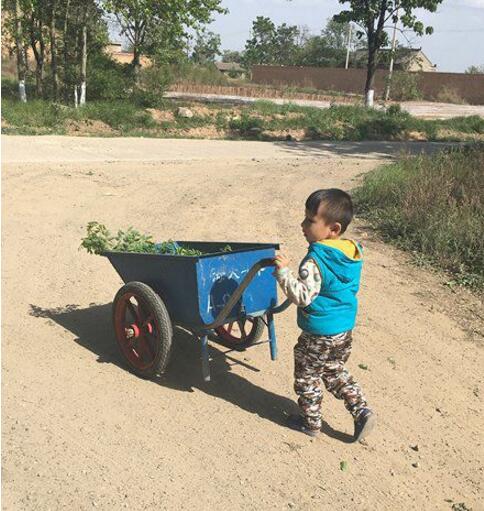 二胎娃的日子也不好过啊儿童gif搞笑图片