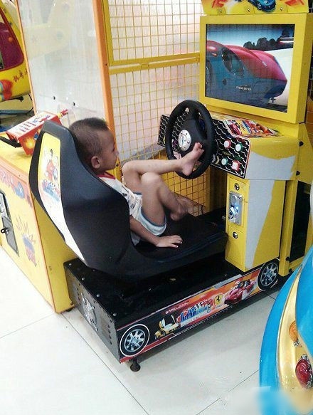 长大了开车一定很厉害儿童gif搞笑图片