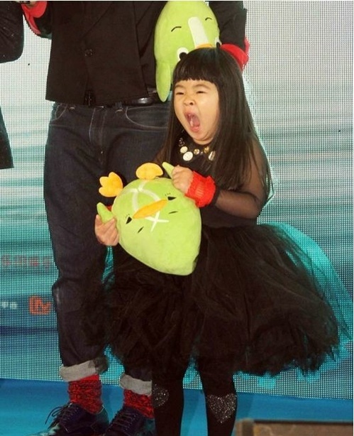 长大绝对是个女汉子儿童gif搞笑图片