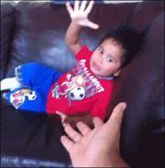 跟妹妹握爪，结果被哥哥抢了先。注意小女孩的眼神儿童gif搞笑图片