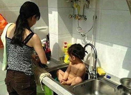 熊媳妇把儿子放洗菜池洗澡！儿童gif搞笑图片