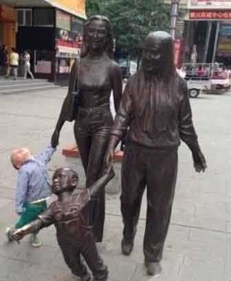 笑惨了，那么小那么爱演的孩纸儿童gif搞笑图片