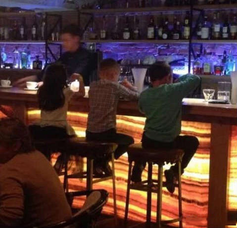 今天又被老师骂了，唉~干一杯儿童gif搞笑图片