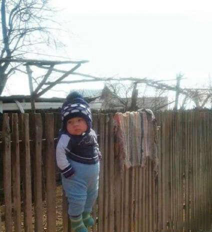 天气不错，把孩子拎出来晒晒儿童gif搞笑图片