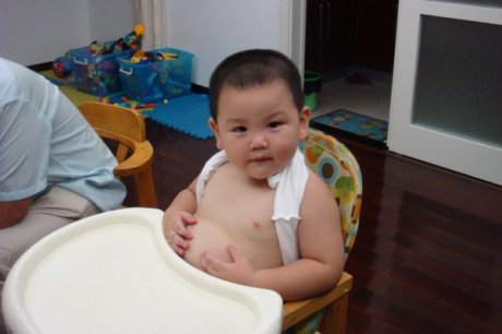 据说所有的胖纸都有一个共同点，就是都被别人摸过肚子。。。你被摸过吗？儿童gif搞笑图片