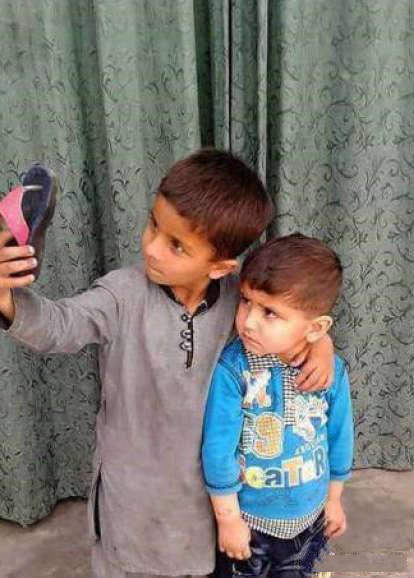 弟弟，一起拍张自拍吧儿童gif搞笑图片