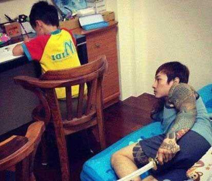 看着弟弟做作业的少年儿童gif搞笑图片