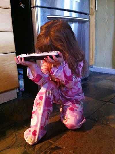 儿臣欲观卡通频道，望父王恩准儿童gif搞笑图片