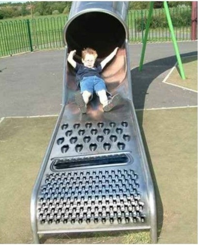坑爹的滑梯，尼玛这样敢玩吗？儿童gif搞笑图片