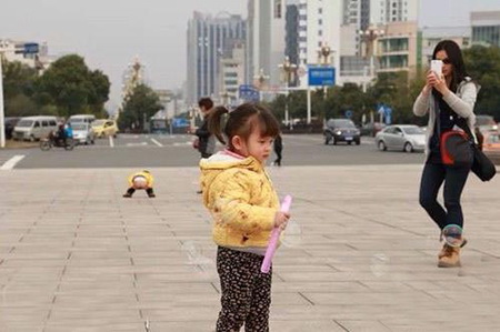 背景亮瞎了眼儿童gif搞笑图片