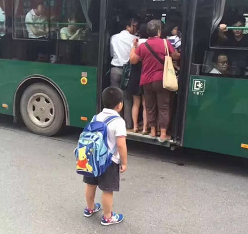 孩子，你还是打的回家吧，公交车不适合你儿童gif搞笑图片