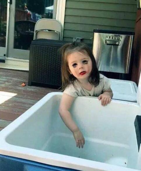 女孩爱玩妈妈的化妆品儿童gif搞笑图片