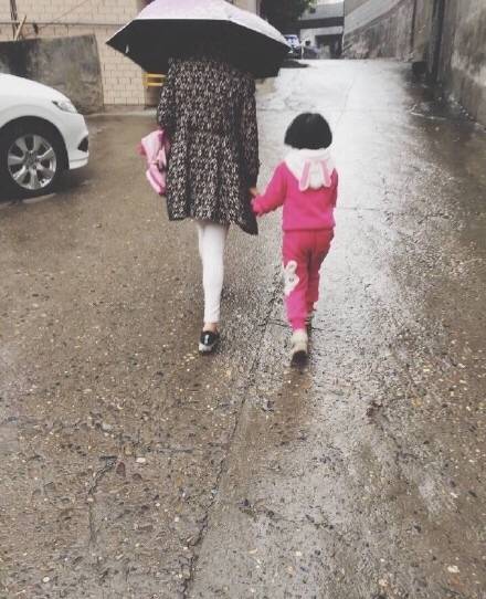 我是亲生的吗？儿童gif搞笑图片