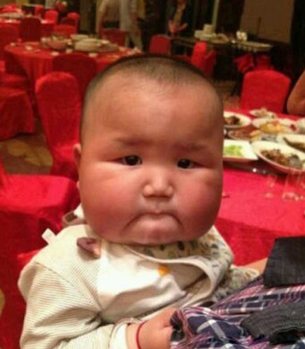 麻麻说我这是标准的国字脸，很萌哒儿童gif搞笑图片