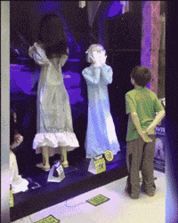 这孩子被吓得不轻儿童gif搞笑图片