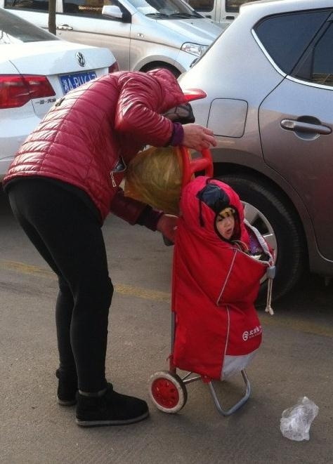 寒流来了，出门要加衣服啊！儿童gif搞笑图片