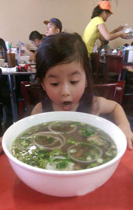 好大一碗面条啊儿童gif搞笑图片