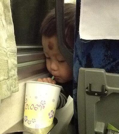 前排的熊孩子在偷喝我的饮料儿童gif搞笑图片