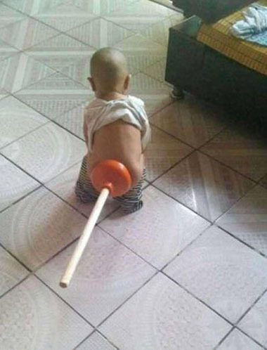 熊孩子，谁让你这么玩的儿童gif搞笑图片