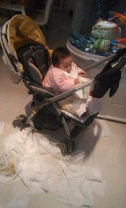 麻麻说撕纸可以开发智力，话说这已经是第二包了儿童gif搞笑图片