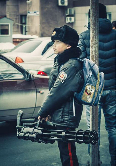 战斗民族的熊孩子上学，感受到了满满的安全感儿童gif搞笑图片