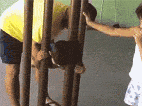 小朋友头被夹着不要怕，头能过去，身子也能过去儿童gif搞笑图片