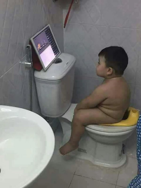 相比之下，我的童年不堪回首啊儿童gif搞笑图片