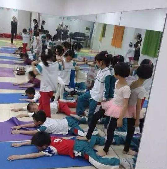 妻管严要从小开始培养儿童gif搞笑图片