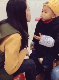 小伙子，你套路挺深啊，姐姐都敢撩儿童gif搞笑图片