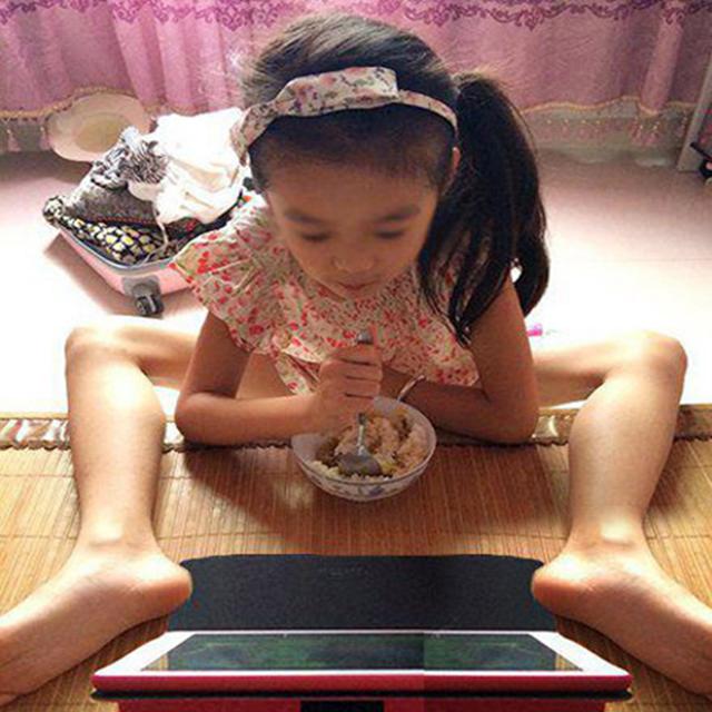 玩平板吃饭练功一举三得儿童gif搞笑图片