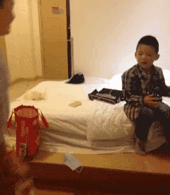 给，你的生日礼物儿童gif搞笑图片