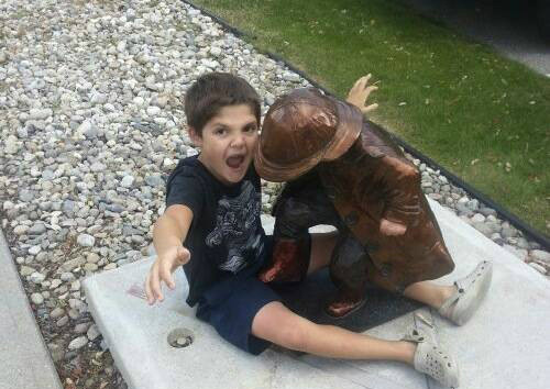 小样的，看我不踩断你的命根儿童gif搞笑图片