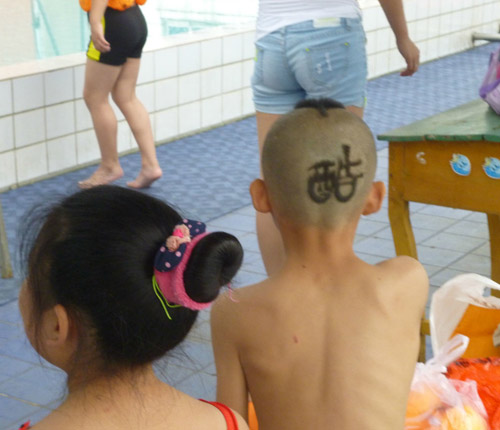 这个发型酷吗？儿童gif搞笑图片