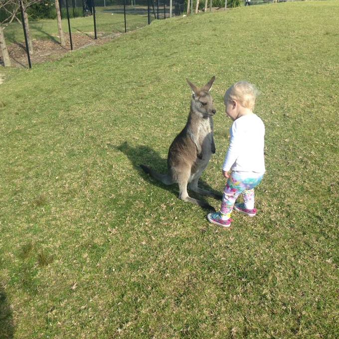 你瞅啥？瞅你咋地！儿童gif搞笑图片