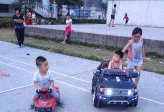 屌丝与高富帅的起跑线儿童gif搞笑图片