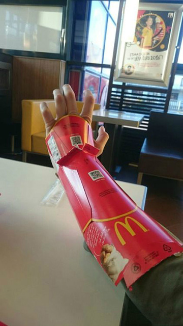 麦当劳成就了熊孩子的英雄梦儿童gif搞笑图片