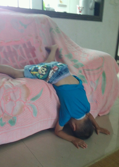 孩子睡着睡着就下床了儿童gif搞笑图片