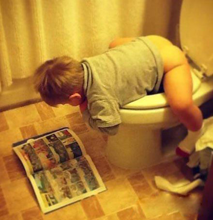 熊孩子，你是上厕所还是趴着看书呢？儿童gif搞笑图片